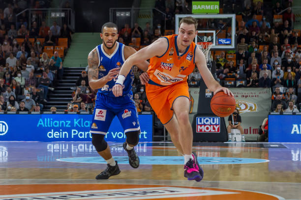 冠与联赛间 冠与联赛间