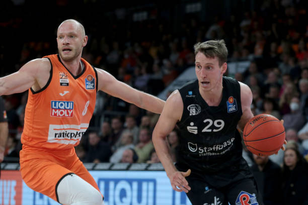 霍勒迪：我宁愿被詹姆斯撞散架，也不想再防库里！防守库里到底有多恐怖？